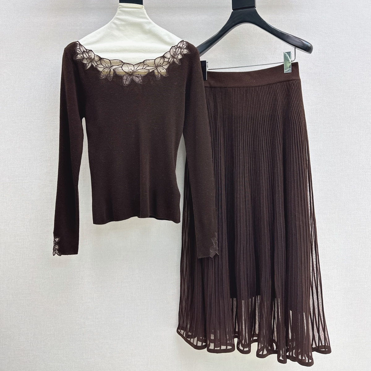 高品質なレディース用、花柄刺繍が施されたニット素材の2点セッ - Midi Skirt Floral のレビューと価格